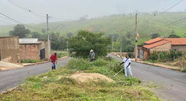 Prefeitura de Lagoa Formosa inicia limpeza de avenidas com recolhimento de entulhos e corte de vegetação Prefeitura de Lagoa Formosa inicia limpeza de avenidas com recolhimento de entulhos e corte de vegetação