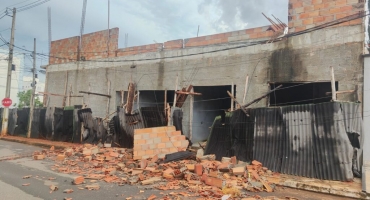 Temporal com vento e granizo derruba parte de prédio em construção em Patos de Minas Temporal com vento e granizo derruba parte de prédio em construção em Patos de Minas