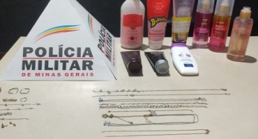 Carmo do Paranaíba – Polícia Militar prende suspeitos de furto em residência no Bairro Santa Cruz e recupera materiais Carmo do Paranaíba – Polícia Militar prende suspeitos de furto em residência no Bairro Santa Cruz e recupera materiais