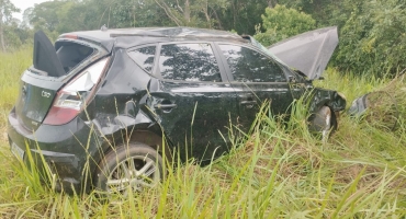 Motorista perde controle direcional e capota veículo na BR-354; no município de Carmo do Paranaíba Motorista perde controle direcional e capota veículo na BR-354; no município de Carmo do Paranaíba