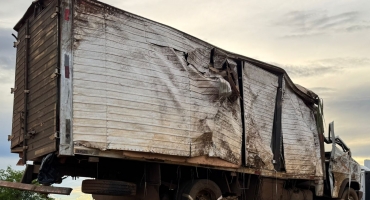Rio Paranaíba - Motorista fica ferido após caminhão sair da pista na BR-354 Rio Paranaíba - Motorista fica ferido após caminhão sair da pista na BR-354