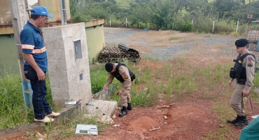 Ladrões invadem ETE em Lagoa Formosa pela segunda vez e levam centenas de metros de fios da rede elétrica e outros materiais; prejuízo é de 30 mil reais Ladrões invadem ETE em Lagoa Formosa pela segunda vez e levam centenas de metros de fios da rede elétrica e outros materiais; prejuízo é de 30 mil reais