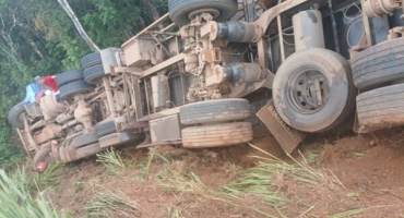 São Gotardo - Motorista morre após carreta carregada de cenoura tombar e cair em barranco na BR-354 São Gotardo - Motorista morre após carreta carregada de cenoura tombar e cair em barranco na BR-354