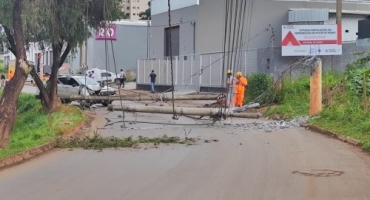 Motorista perde controle direcional e derruba postes na Avenida Fátima Porto; em Patos de Minas Motorista perde controle direcional e derruba postes na Avenida Fátima Porto; em Patos de Minas