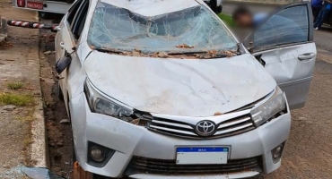 Presidente Olegário - Carros ficam destruídos após caminhão derrubar muro de pátio credenciado do Detran Presidente Olegário - Carros ficam destruídos após caminhão derrubar muro de pátio credenciado do Detran