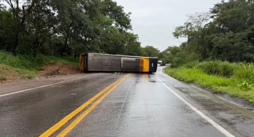 Ônibus tomba na BR-262 e deixa nove pessoas feridas; em Ibiá Ônibus tomba na BR-262 e deixa nove pessoas feridas; em Ibiá
