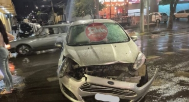 Motorista avança sinal vermelho e foge após provocar acidente em Patos de Minas Motorista avança sinal vermelho e foge após provocar acidente em Patos de Minas