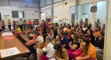 Prefeito de Lagoa Formosa anuncia abono salarial de R$ 1.132,00 para professores da rede pública municipal Prefeito de Lagoa Formosa anuncia abono salarial de R$ 1.132,00 para professores da rede pública municipal