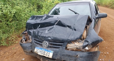 Condutor se distrai e provoca acidente na MGC-354; no município de Tiros Condutor se distrai e provoca acidente na MGC-354; no município de Tiros