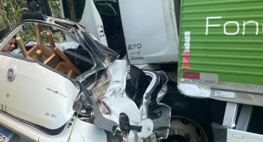 Paracatu - Família morre em colisão entre carro e caminhão na BR-040 Paracatu - Família morre em colisão entre carro e caminhão na BR-040