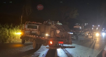Guimarânia - Motorista sofre várias fraturas após acidente entre automóvel e bitrem na BR-365 Guimarânia - Motorista sofre várias fraturas após acidente entre automóvel e bitrem na BR-365