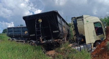 Arapuá - Motorista de Conjunto Veicular sofre fratura exposta após colisão entre caminhões na BR-354 Arapuá - Motorista de Conjunto Veicular sofre fratura exposta após colisão entre caminhões na BR-354