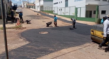 Prefeitura de Lagoa Formosa continua trabalho de recuperação do asfalto das ruas e estradas rurais pavimentadas Prefeitura de Lagoa Formosa continua trabalho de recuperação do asfalto das ruas e estradas rurais pavimentadas