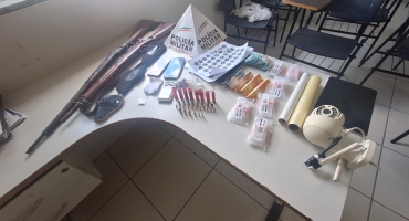 Presidente Olegário - Homem é esfaqueado em residência e mulher acaba presa no local por tráfico de drogas e posse ilegal de armas de fogo Presidente Olegário - Homem é esfaqueado em residência e mulher acaba presa no local por tráfico de drogas e posse ilegal de armas de fogo