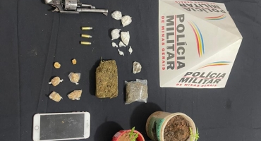 Polícia Militar de Lagoa Formosa é chamada para atender ocorrência de agressões e ameaças e acaba apreendendo drogas e arma de fogo Polícia Militar de Lagoa Formosa é chamada para atender ocorrência de agressões e ameaças e acaba apreendendo drogas e arma de fogo