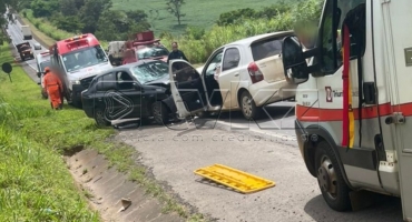 Uma criança e mais sete pessoas ficam feridas em batida entre carros na BR-262 em Uberaba/MG Uma criança e mais sete pessoas ficam feridas em batida entre carros na BR-262 em Uberaba/MG