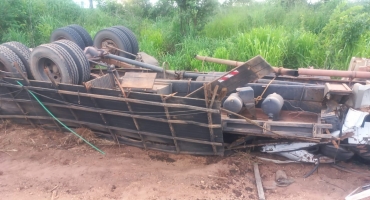 Lagoa Grande - Motorista de caminhão transportando gado morre ao colidir contra traseira de carreta na MG-410 Lagoa Grande - Motorista de caminhão transportando gado morre ao colidir contra traseira de carreta na MG-410