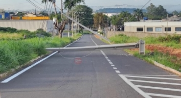 Caminhão colide contra postes no Bairro Céu Azul em Patos de Minas e motorista foge do local Caminhão colide contra postes no Bairro Céu Azul em Patos de Minas e motorista foge do local