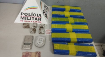 Patos de Minas - PM prende homem por tráfico e apreende grande quantidade de drogas no bairro Jardim Esperança Patos de Minas - PM prende homem por tráfico e apreende grande quantidade de drogas no bairro Jardim Esperança