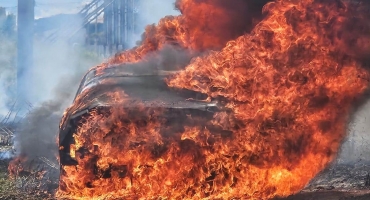 Provável incêndio criminoso em lote na Avenida Marabá destrói veículo em Patos de Minas Provável incêndio criminoso em lote na Avenida Marabá destrói veículo em Patos de Minas
