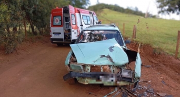 Carmo do Paranaíba – Acidente entre dois veículos deixa idosa ferida na Serra do Santinho Carmo do Paranaíba – Acidente entre dois veículos deixa idosa ferida na Serra do Santinho