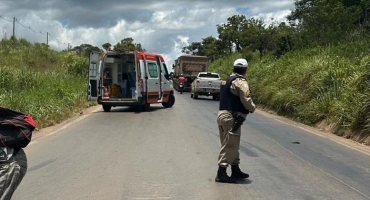 Motoqueiros colidem na MGC-354 na cidade de Patos de Minas e ficam feridos Motoqueiros colidem na MGC-354 na cidade de Patos de Minas e ficam feridos