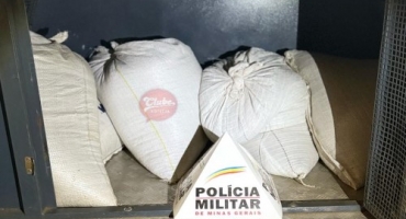 Patrocínio - Polícia Militar prende dois homens por furto de carga de café Patrocínio - Polícia Militar prende dois homens por furto de carga de café