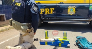 Passageiro de ônibus é preso pela PRF com 10 barras de maconha na mochila na BR-365 Passageiro de ônibus é preso pela PRF com 10 barras de maconha na mochila na BR-365