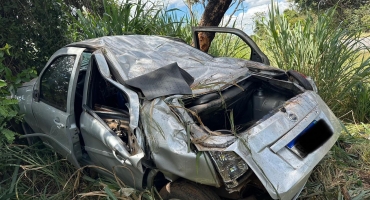 Presidente Olegário - Motorista cochila ao volante e capota veículo na MG-410