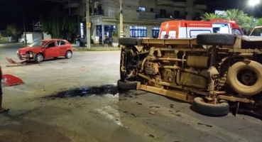 Patos de Minas - Motorista com sinais de embriaguez avança parada obrigatória, provoca acidente e tomba caminhonete
