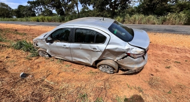 Lagoa Grande - Motorista fica ferido após perder controle direcional e tombar veículo na MG-410 Lagoa Grande - Motorista fica ferido após perder controle direcional e tombar veículo na MG-410