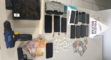 Lagoa Formosa - Polícia Militar apreende drogas, vários celulares, simulacro de arma de fogo e prende três suspeitos 