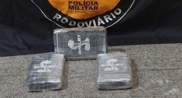 Polícia Militar Rodoviária de Patos de Minas apreende drogas avaliadas em 400 mil reais com passageiros de ônibus Polícia Militar Rodoviária de Patos de Minas apreende drogas avaliadas em 400 mil reais com passageiros de ônibus