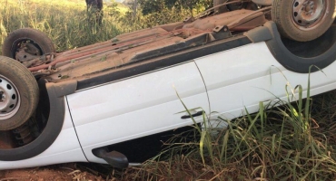 Patos de Minas - Condutora fica ferida após capotamento na zona rural Patos de Minas - Condutora fica ferida após capotamento na zona rural