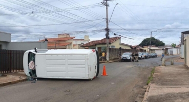 Patos de Minas - Motorista avança parada obrigatória, causa acidente e foge sem prestar socorro Patos de Minas - Motorista avança parada obrigatória, causa acidente e foge sem prestar socorro