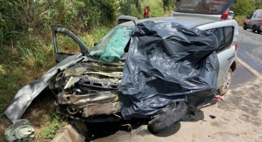 Trágico acidente na BR-262 deixa dois motoristas mortos e jovem em estado gravíssimo Trágico acidente na BR-262 deixa dois motoristas mortos e jovem em estado gravíssimo