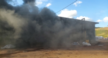 Carmo do Paranaíba – Galpão da Prefeitura pega fogo e mobiliza Corpo de Bombeiros Carmo do Paranaíba – Galpão da Prefeitura pega fogo e mobiliza Corpo de Bombeiros