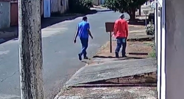 Carmo do Paranaíba – Criminosos invadem residência no bairro Santa Cruz e levam R$ 10 mil em dinheiro Carmo do Paranaíba – Criminosos invadem residência no bairro Santa Cruz e levam R$ 10 mil em dinheiro