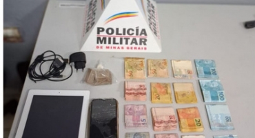 Polícia Militar prende um dos suspeitos de cometer assalto em residência na cidade de Carmo do Paranaíba Polícia Militar prende um dos suspeitos de cometer assalto em residência na cidade de Carmo do Paranaíba