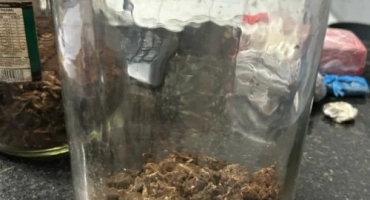 Patos de Minas - PM prende dois homens por tráfico de drogas no bairro Jardim Esperança Patos de Minas - PM prende dois homens por tráfico de drogas no bairro Jardim Esperança