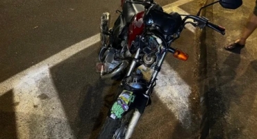 Motociclista inabilitado atropela coletor de lixo em Patos de Minas Motociclista inabilitado atropela coletor de lixo em Patos de Minas