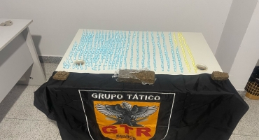 Polícia apreende 500 pinos de cocaína e barras de maconha em abordagem na MGC-462 Polícia apreende 500 pinos de cocaína e barras de maconha em abordagem na MGC-462