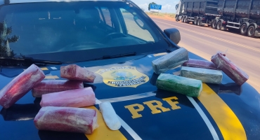 Carga de cocaína pura avaliada em mais de um milhão de reais é apreendida pela PRF na BR-365 Carga de cocaína pura avaliada em mais de um milhão de reais é apreendida pela PRF na BR-365