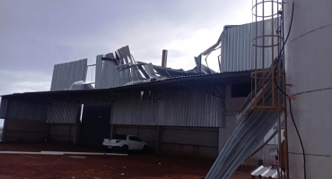Temporal com vendaval e granizo causa destruição na cidade de Lagoa Formosa Temporal com vendaval e granizo causa destruição na cidade de Lagoa Formosa