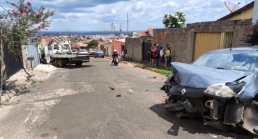 Caminhão guincho apresenta defeito no sistema de freios em Patos de Minas e atinge casas, carros e poste