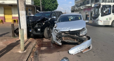 Motorista de automóvel avança parada obrigatória e causa grave acidente em Patos de Minas 