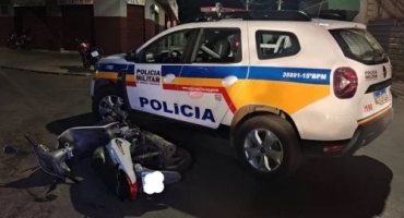 Condutora de Biz colide contra viatura da PM durante perseguição a casal que fugia da polícia; em Patos de Minas Condutora de Biz colide contra viatura da PM durante perseguição a casal que fugia da polícia; em Patos de Minas