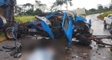 Batida frontal entre ônibus e caminhão resulta em duas mortes e um ferido na BR-146 Batida frontal entre ônibus e caminhão resulta em duas mortes e um ferido na BR-146
