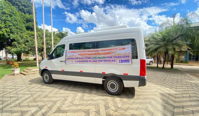 Prefeitura de Lagoa Formosa adquire Van para  o transporte escolar no município 