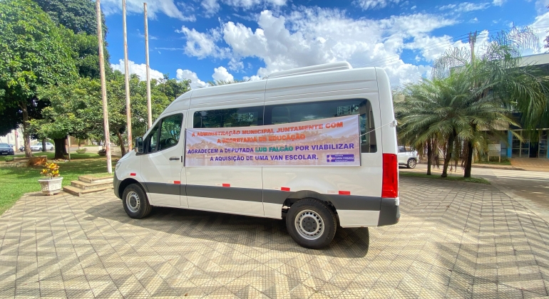 Prefeitura de Lagoa Formosa adquire Van para  o transporte escolar no município 